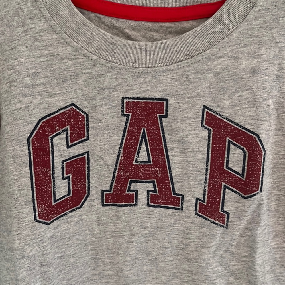 NWT! Gap gray boys t-shirt size with red logo size Small (6-7) 100% cotton